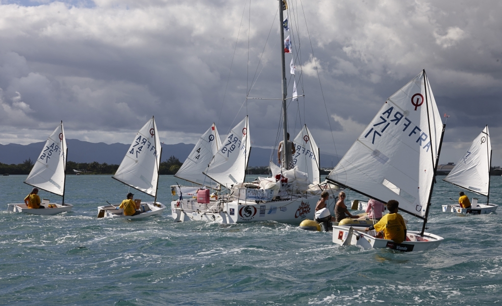 Le Plan Rapproché De La Corde Courte Mince Jaune Utilisée Pour Le Yacht  Purposes Photo stock - Image du nautique, croisière: 43709996